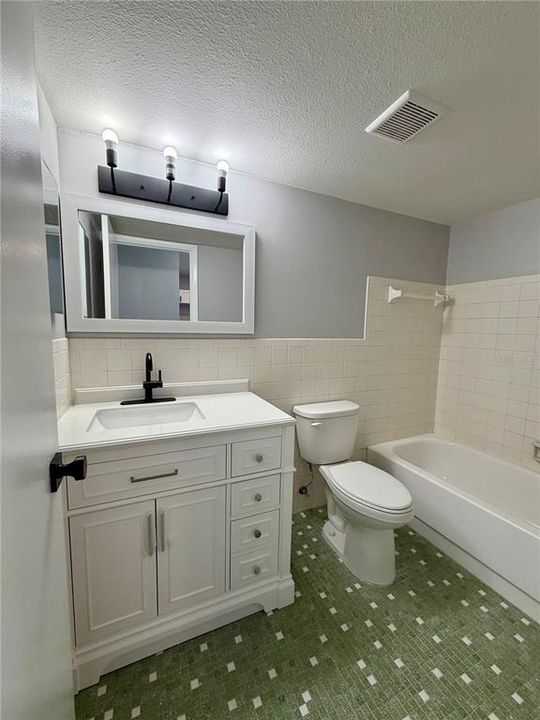 Active With Contract: $1,550 (1 beds, 1 baths, 825 Square Feet)