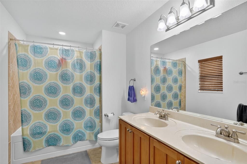 На продажу: $319,900 (2 спален, 2 ванн, 1594 Квадратных фут)