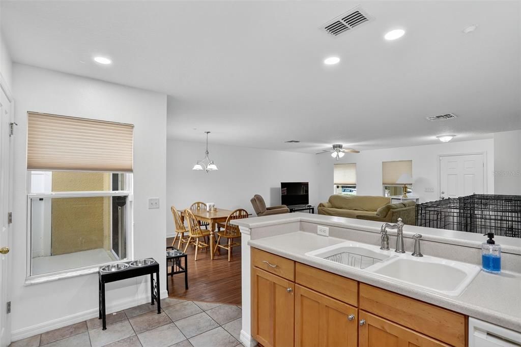 На продажу: $319,900 (2 спален, 2 ванн, 1594 Квадратных фут)