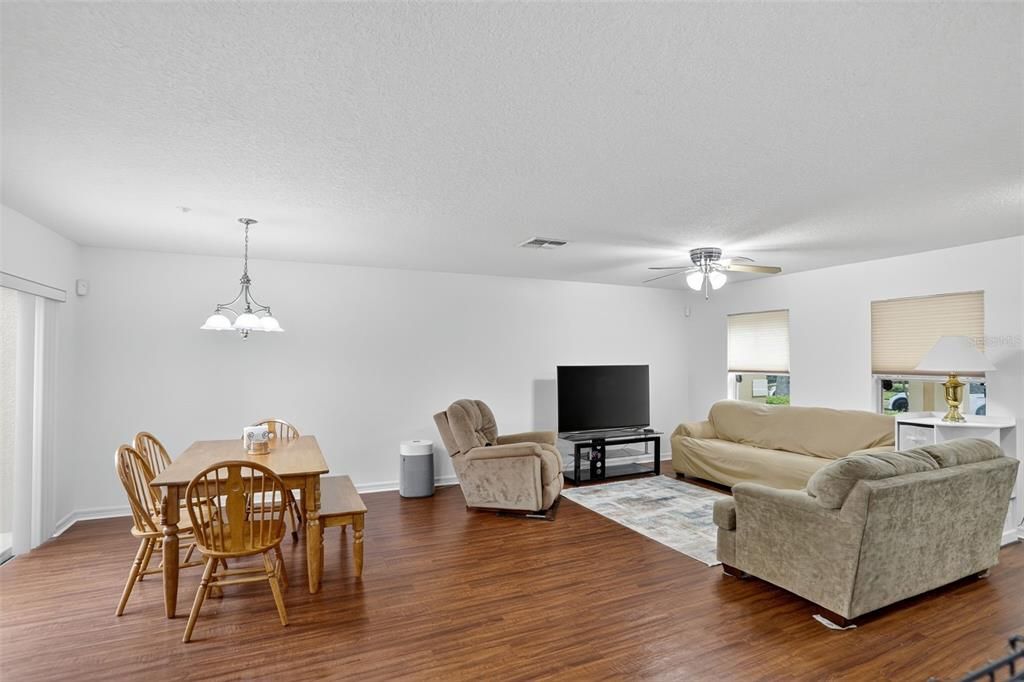 На продажу: $319,900 (2 спален, 2 ванн, 1594 Квадратных фут)