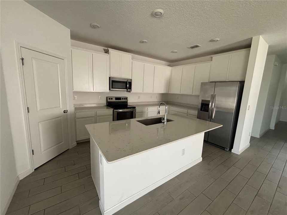 В аренду: $2,120 (4 спален, 3 ванн, 2039 Квадратных фут)