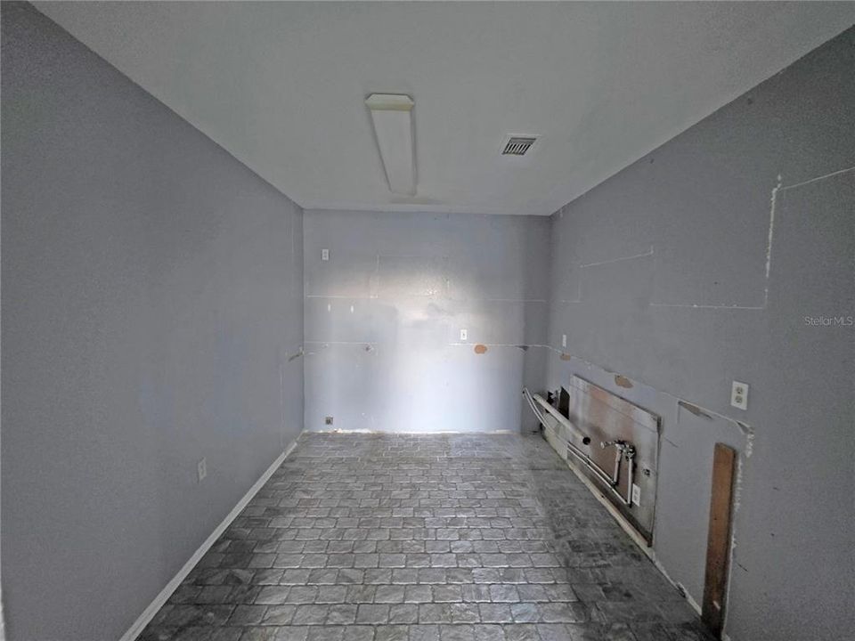 Active With Contract: $89,900 (2 beds, 2 baths, 1165 Square Feet)