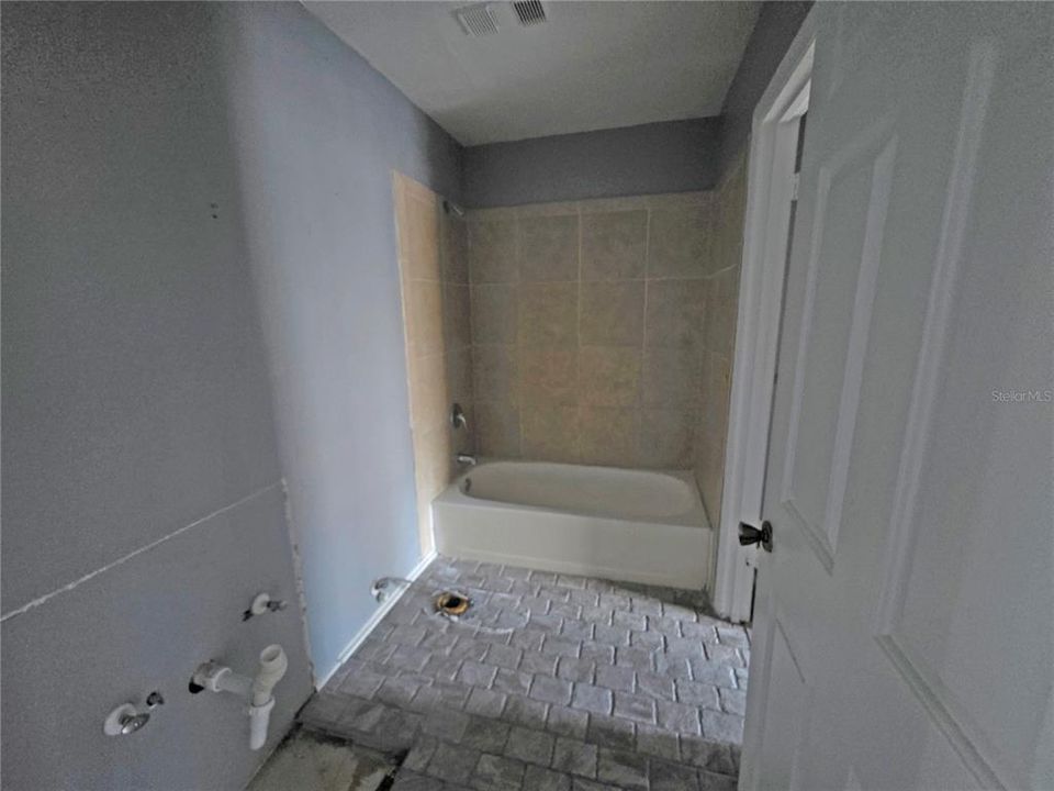 Active With Contract: $89,900 (2 beds, 2 baths, 1165 Square Feet)