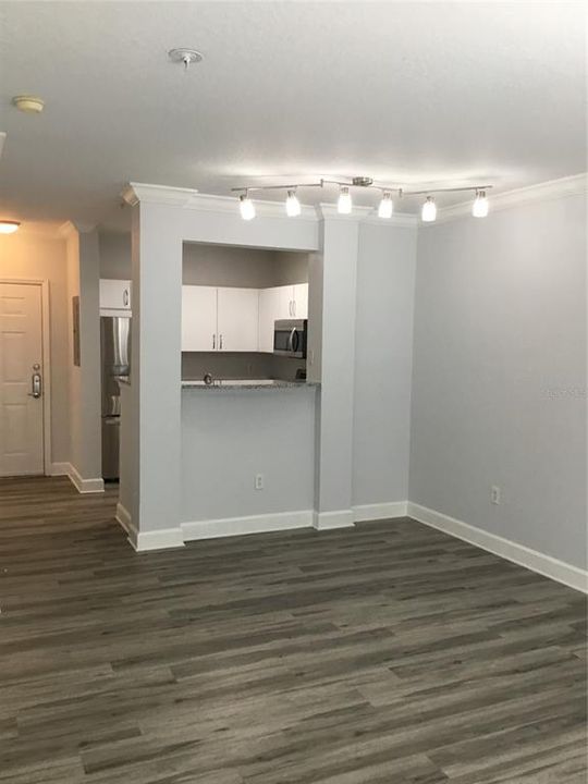 合同活跃: $1,500 (1 贝兹, 1 浴室, 744 平方英尺)