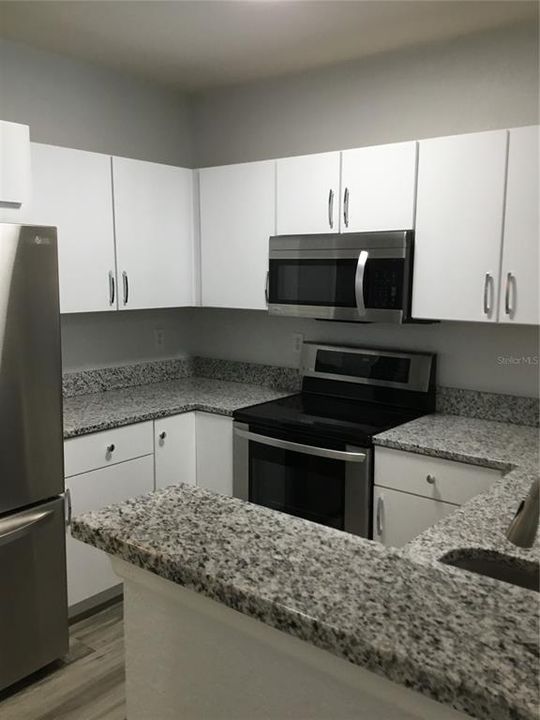 合同活跃: $1,500 (1 贝兹, 1 浴室, 744 平方英尺)