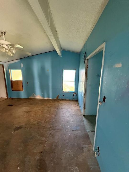 Под контрактом: $128,900 (3 спален, 2 ванн, 1560 Квадратных фут)