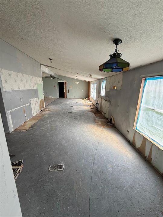 Под контрактом: $128,900 (3 спален, 2 ванн, 1560 Квадратных фут)