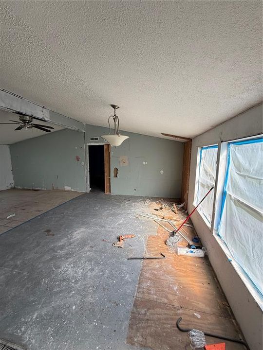 Под контрактом: $128,900 (3 спален, 2 ванн, 1560 Квадратных фут)