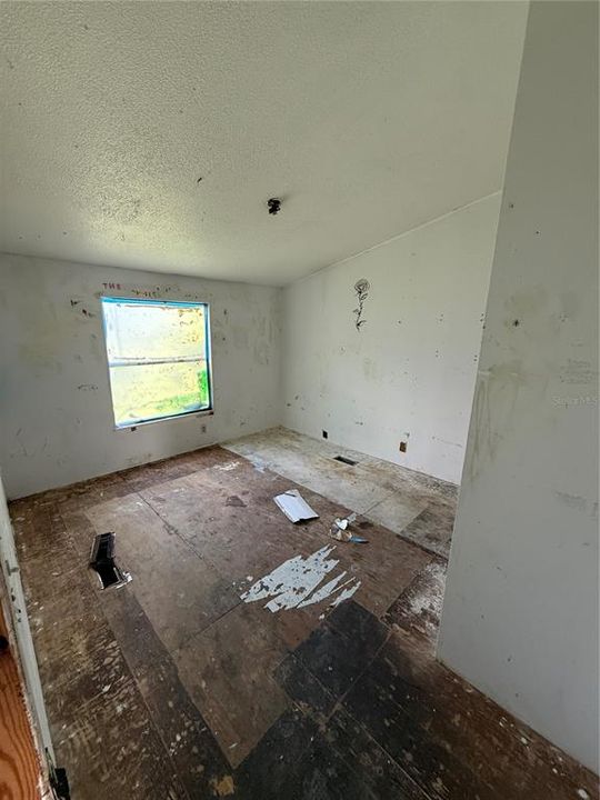 Под контрактом: $128,900 (3 спален, 2 ванн, 1560 Квадратных фут)