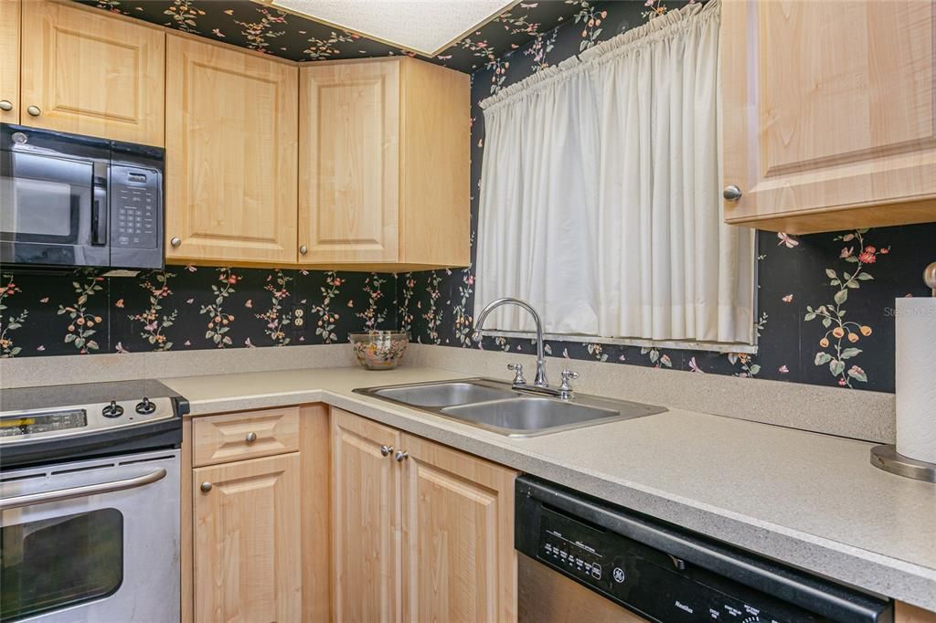 For Sale: $499,000 (2 beds, 2 baths, 912 Square Feet)