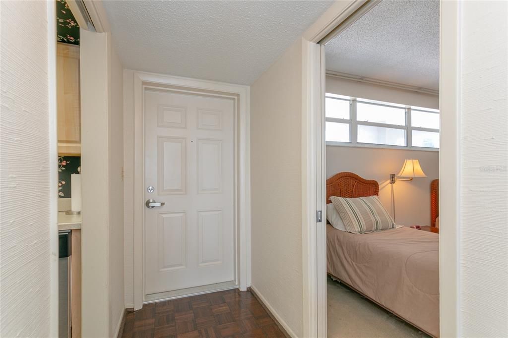 For Sale: $499,000 (2 beds, 2 baths, 912 Square Feet)