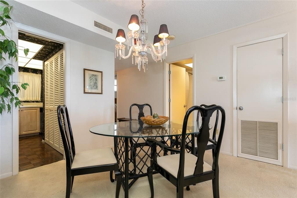 For Sale: $499,000 (2 beds, 2 baths, 912 Square Feet)