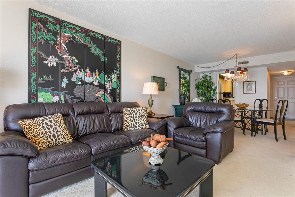 For Sale: $499,000 (2 beds, 2 baths, 912 Square Feet)