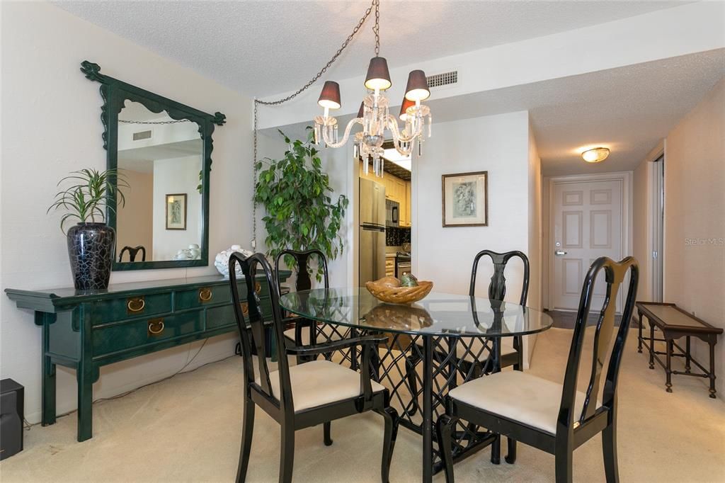 For Sale: $499,000 (2 beds, 2 baths, 912 Square Feet)