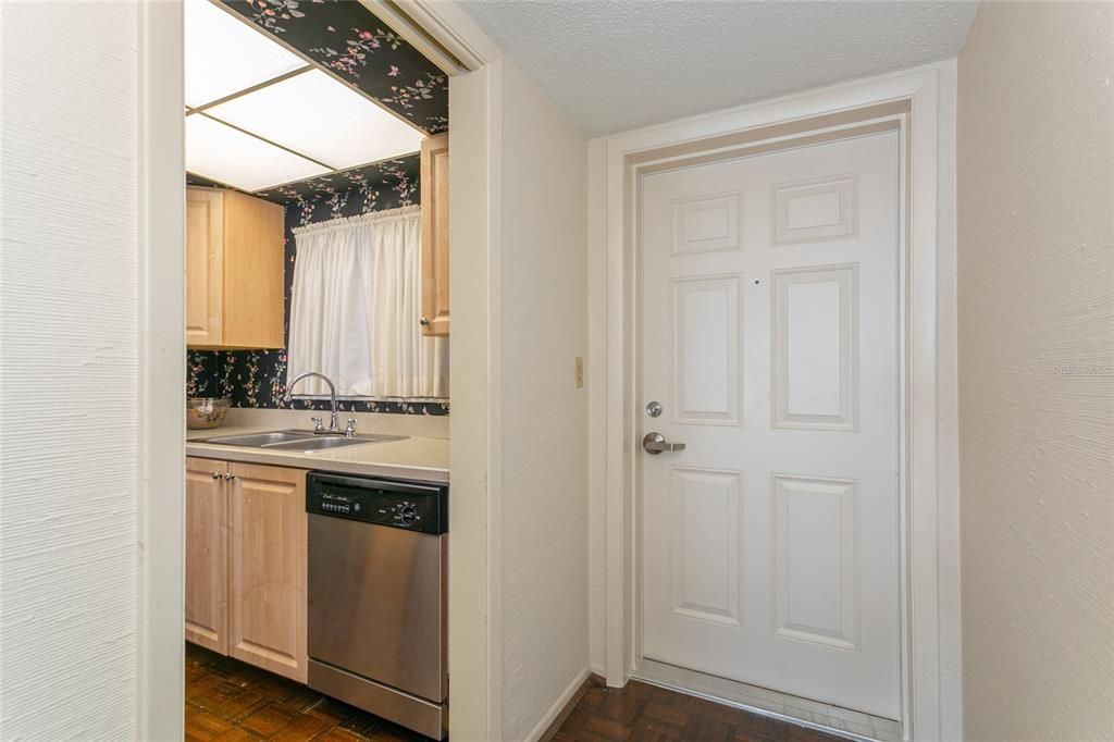 For Sale: $499,000 (2 beds, 2 baths, 912 Square Feet)