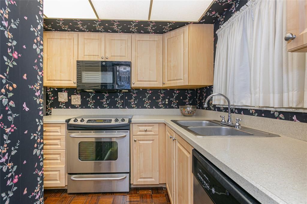 For Sale: $499,000 (2 beds, 2 baths, 912 Square Feet)