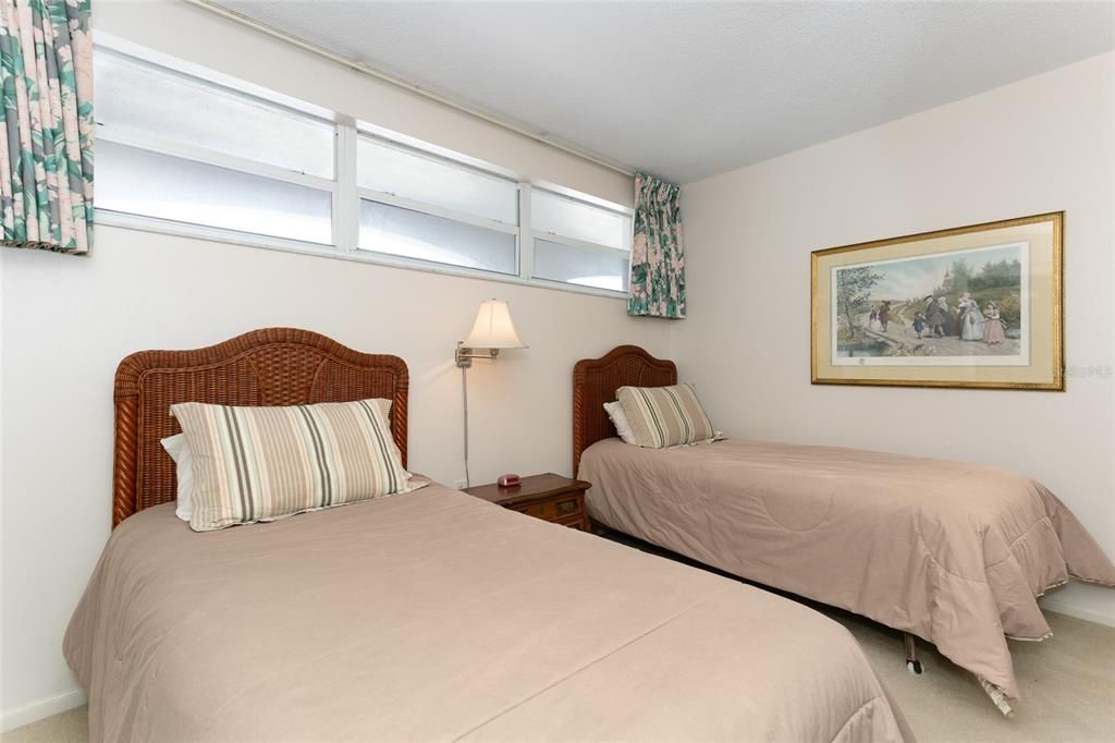 For Sale: $499,000 (2 beds, 2 baths, 912 Square Feet)