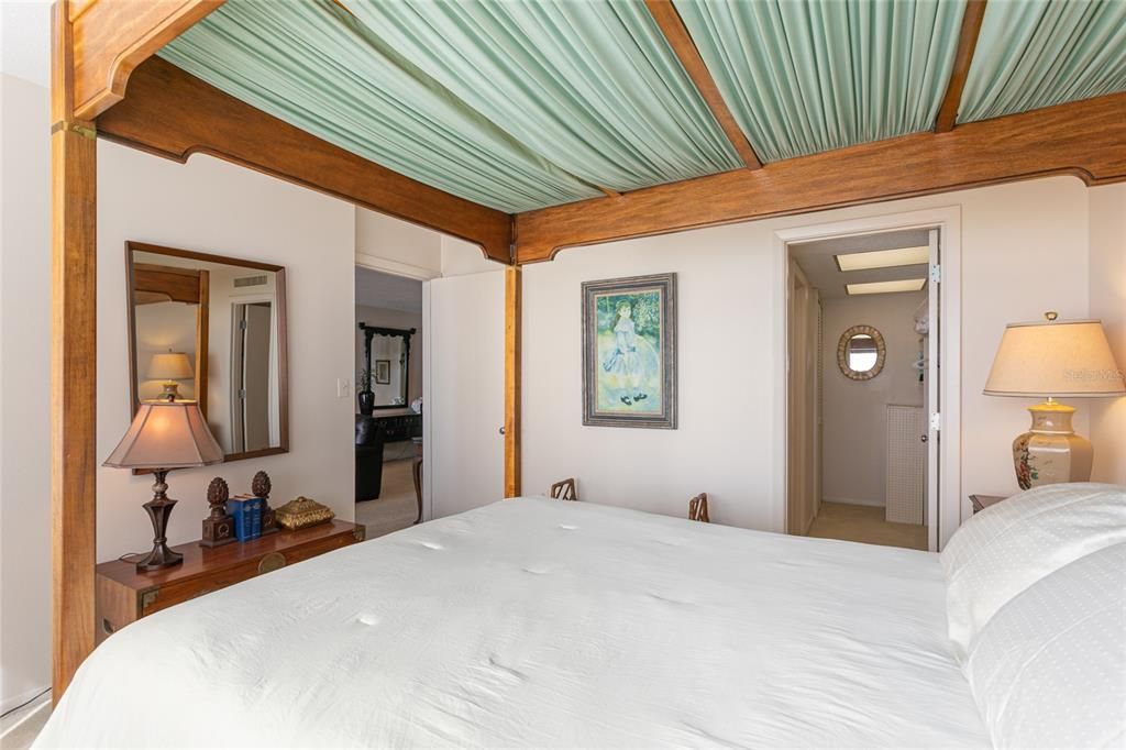 For Sale: $499,000 (2 beds, 2 baths, 912 Square Feet)