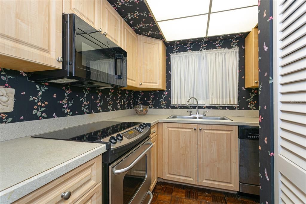 For Sale: $499,000 (2 beds, 2 baths, 912 Square Feet)