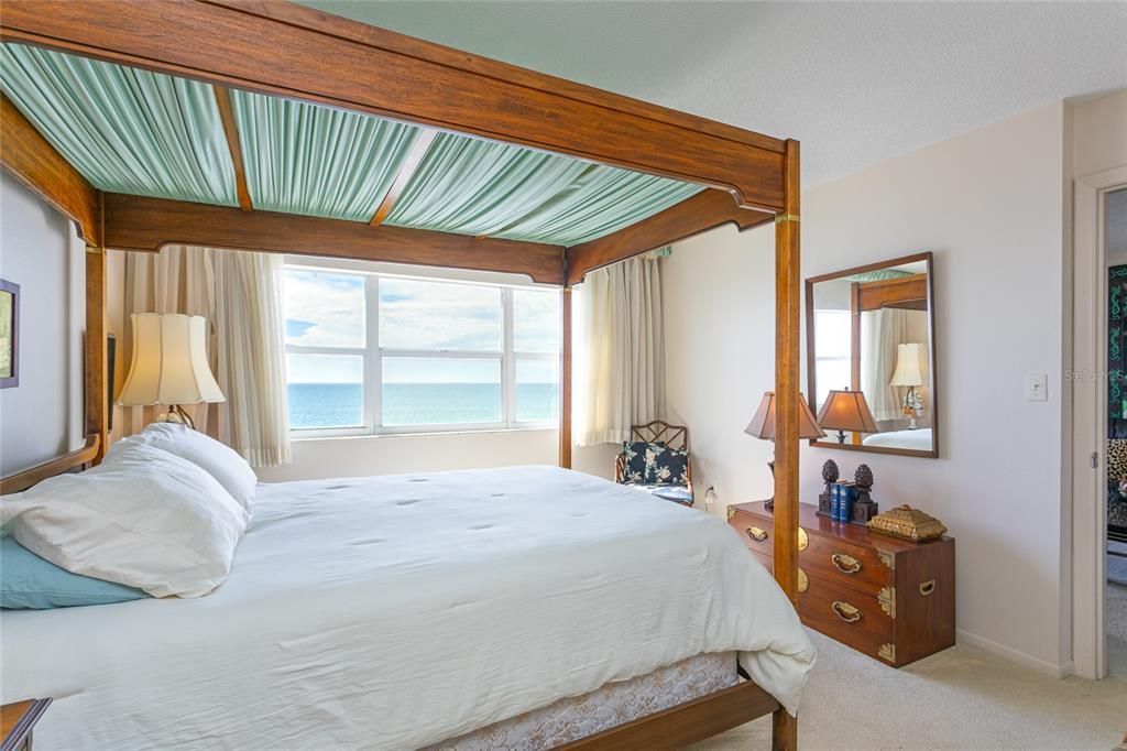 For Sale: $499,000 (2 beds, 2 baths, 912 Square Feet)