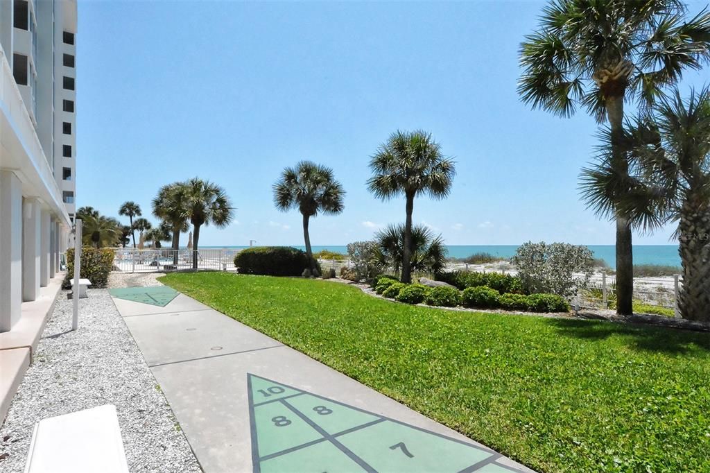 For Sale: $499,000 (2 beds, 2 baths, 912 Square Feet)