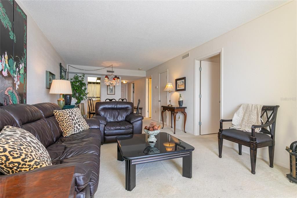 For Sale: $499,000 (2 beds, 2 baths, 912 Square Feet)