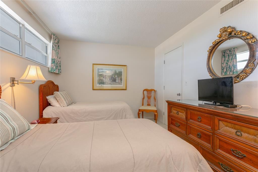 For Sale: $499,000 (2 beds, 2 baths, 912 Square Feet)