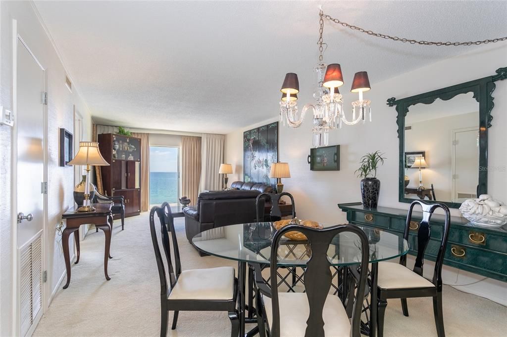 For Sale: $499,000 (2 beds, 2 baths, 912 Square Feet)