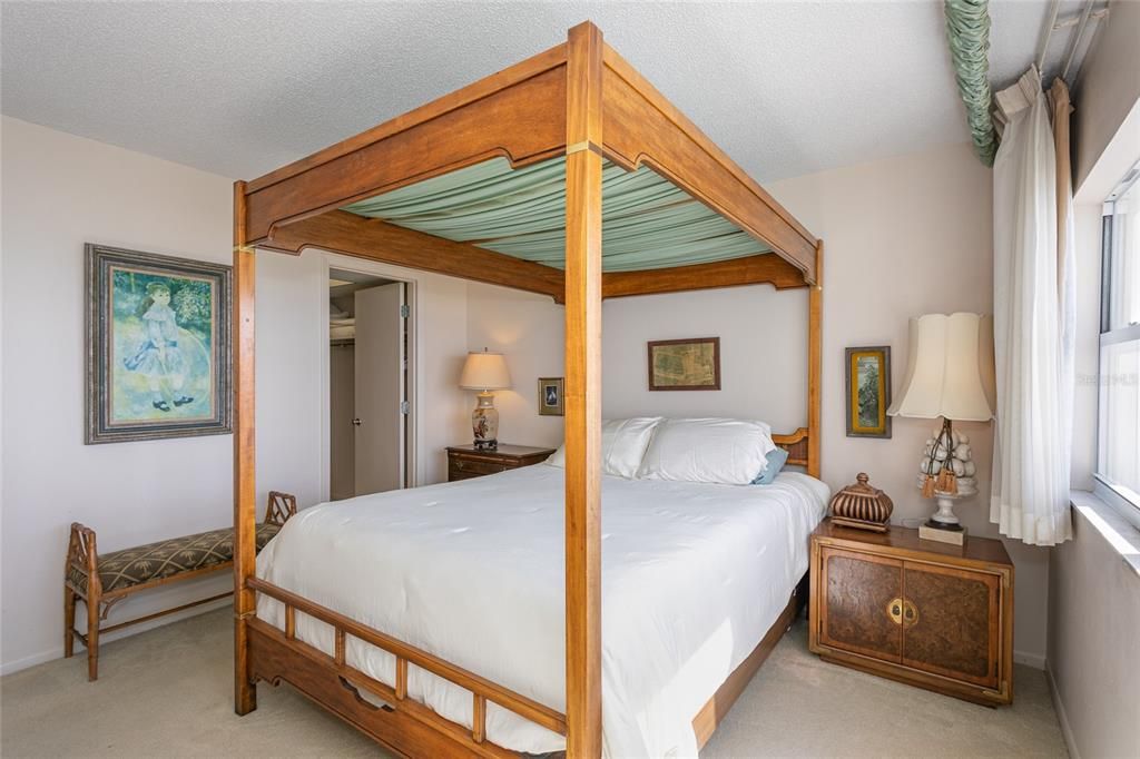 For Sale: $499,000 (2 beds, 2 baths, 912 Square Feet)