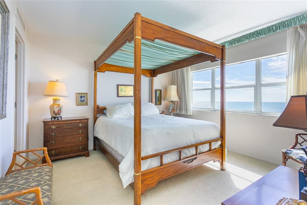 For Sale: $499,000 (2 beds, 2 baths, 912 Square Feet)