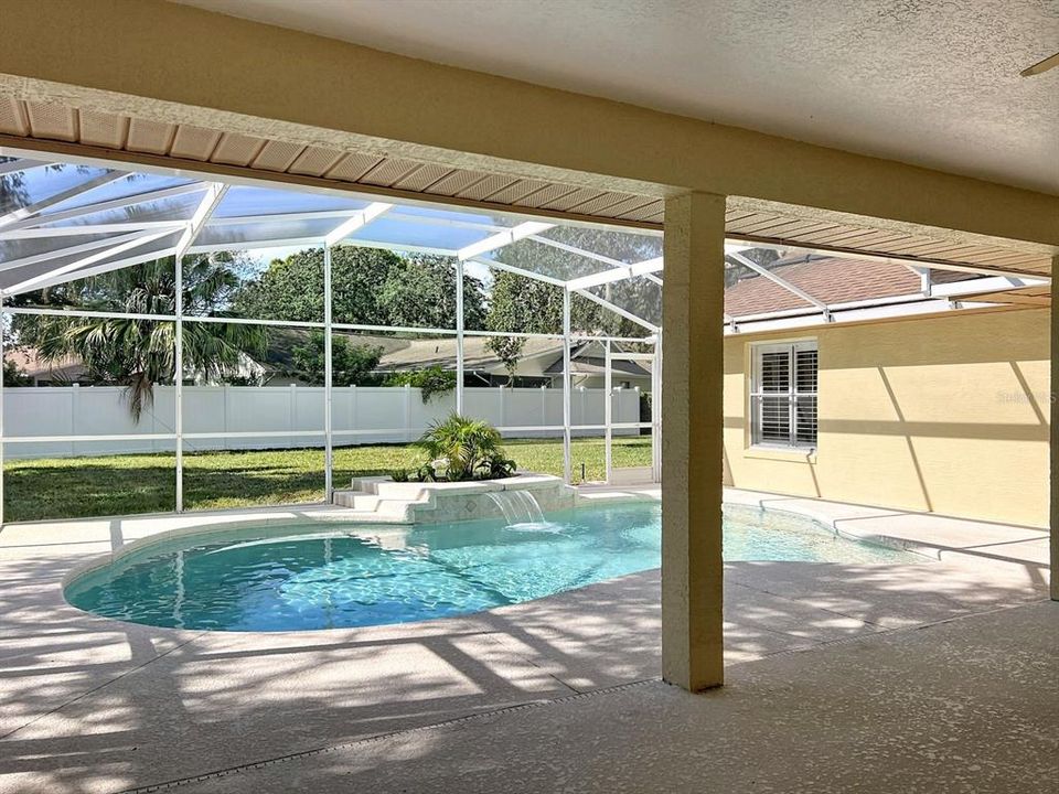 合同活跃: $368,900 (4 贝兹, 2 浴室, 2040 平方英尺)