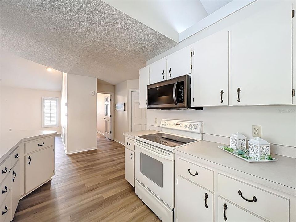 合同活跃: $368,900 (4 贝兹, 2 浴室, 2040 平方英尺)