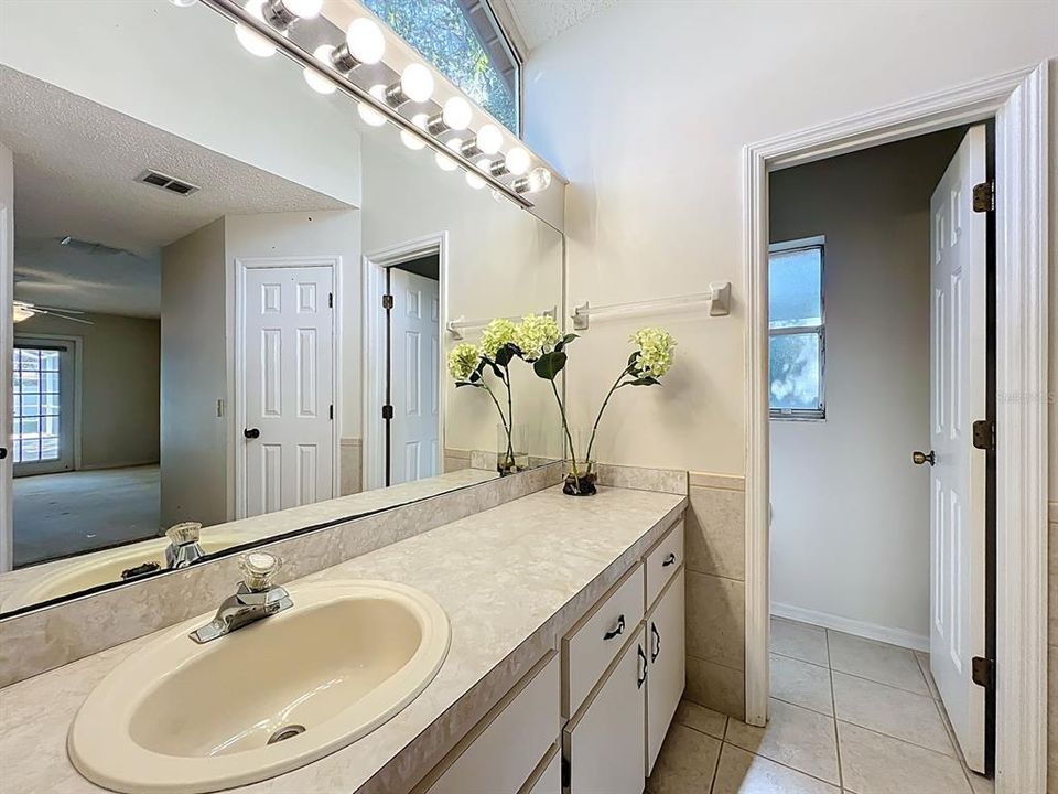 合同活跃: $368,900 (4 贝兹, 2 浴室, 2040 平方英尺)