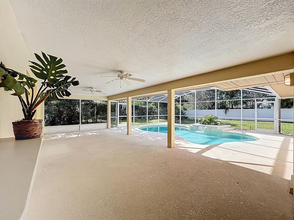 合同活跃: $368,900 (4 贝兹, 2 浴室, 2040 平方英尺)