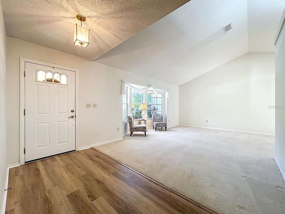 合同活跃: $368,900 (4 贝兹, 2 浴室, 2040 平方英尺)