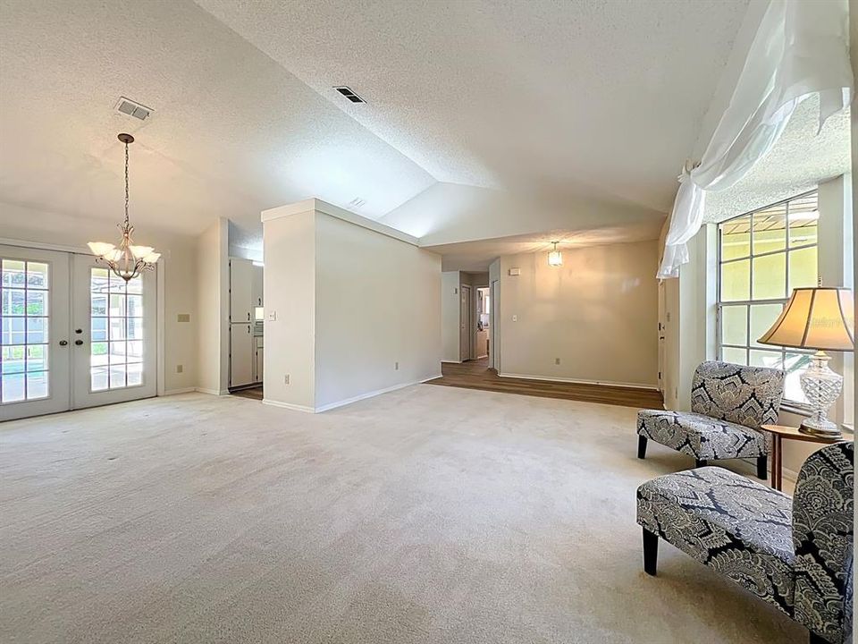 合同活跃: $368,900 (4 贝兹, 2 浴室, 2040 平方英尺)