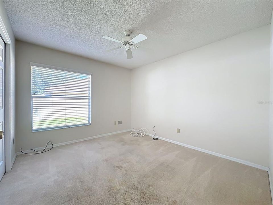 合同活跃: $368,900 (4 贝兹, 2 浴室, 2040 平方英尺)