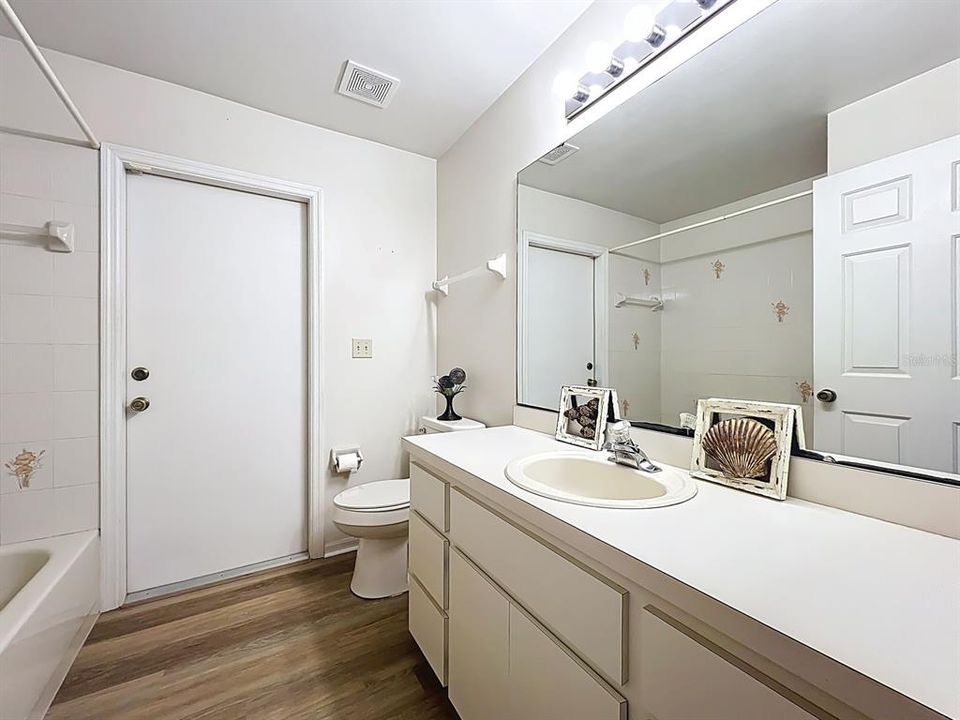 合同活跃: $368,900 (4 贝兹, 2 浴室, 2040 平方英尺)