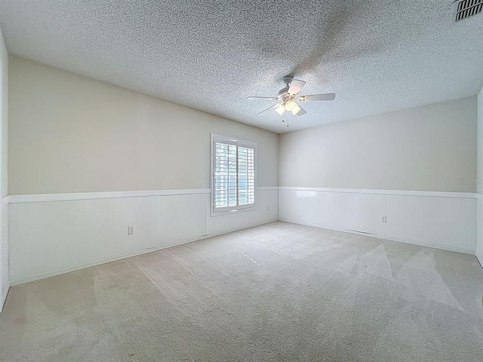 合同活跃: $368,900 (4 贝兹, 2 浴室, 2040 平方英尺)