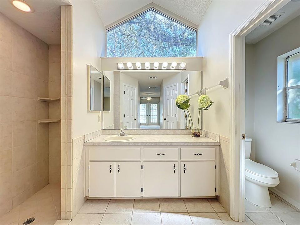 合同活跃: $368,900 (4 贝兹, 2 浴室, 2040 平方英尺)