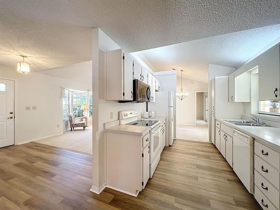 合同活跃: $368,900 (4 贝兹, 2 浴室, 2040 平方英尺)