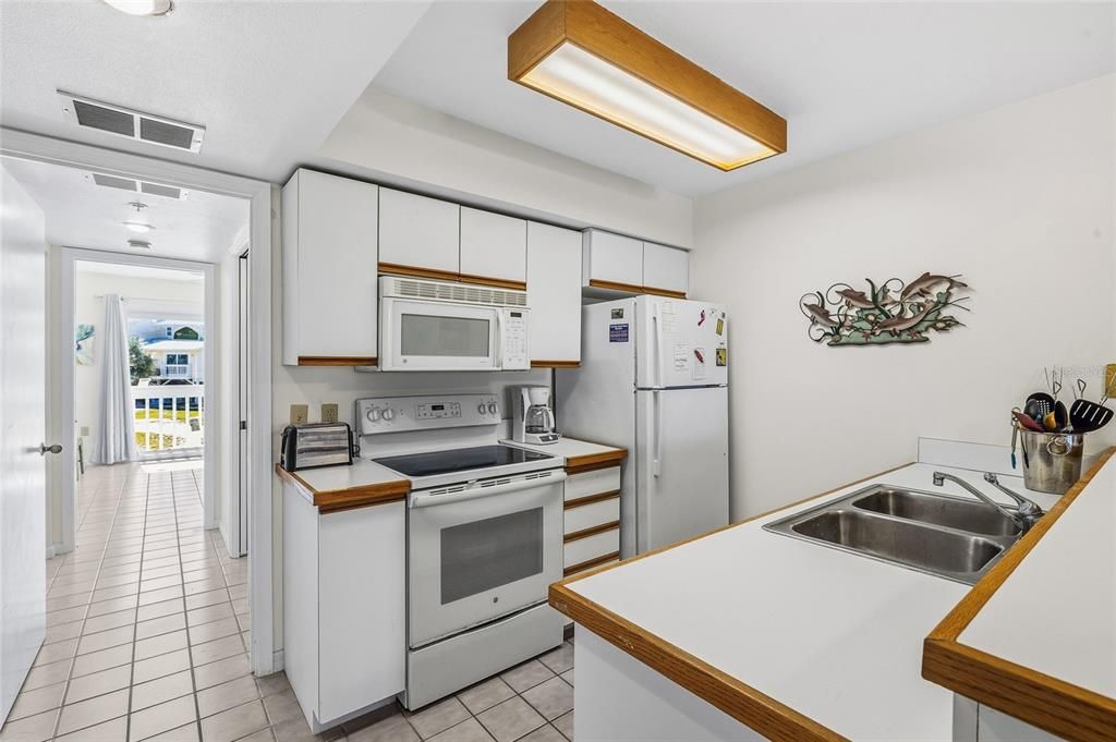 For Sale: $359,000 (2 beds, 2 baths, 946 Square Feet)