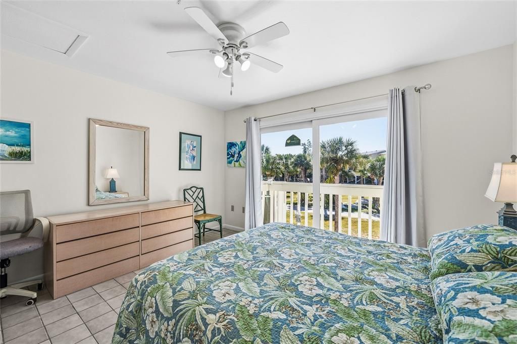 For Sale: $359,000 (2 beds, 2 baths, 946 Square Feet)