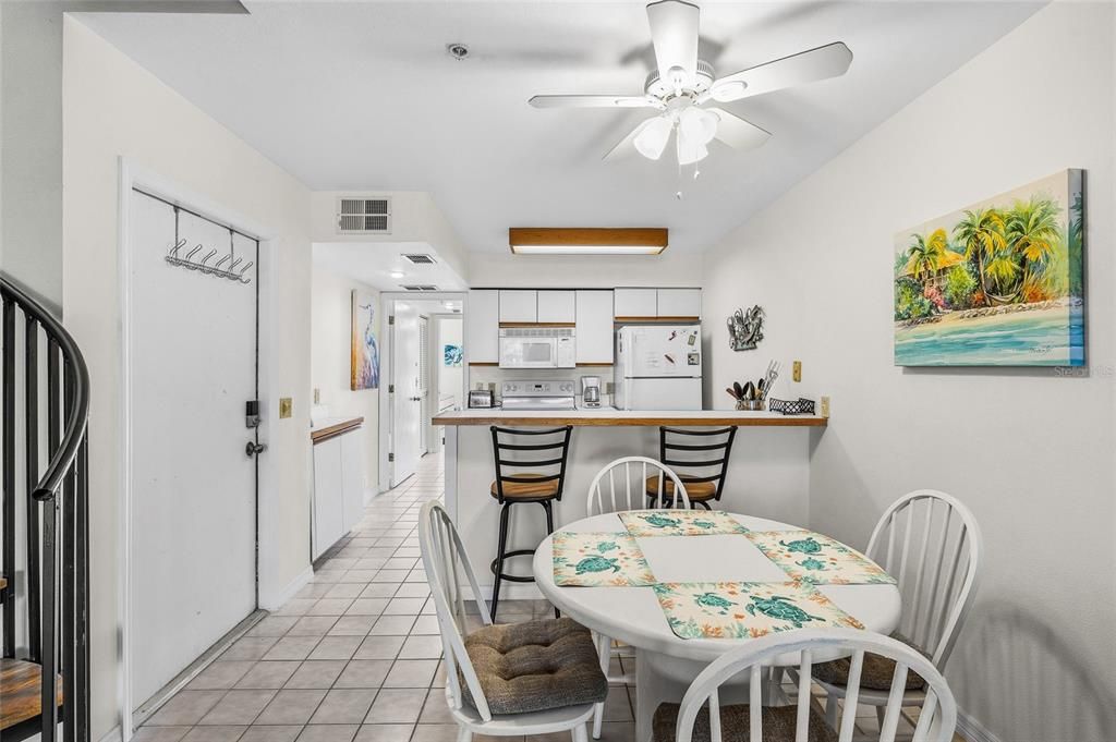 For Sale: $359,000 (2 beds, 2 baths, 946 Square Feet)