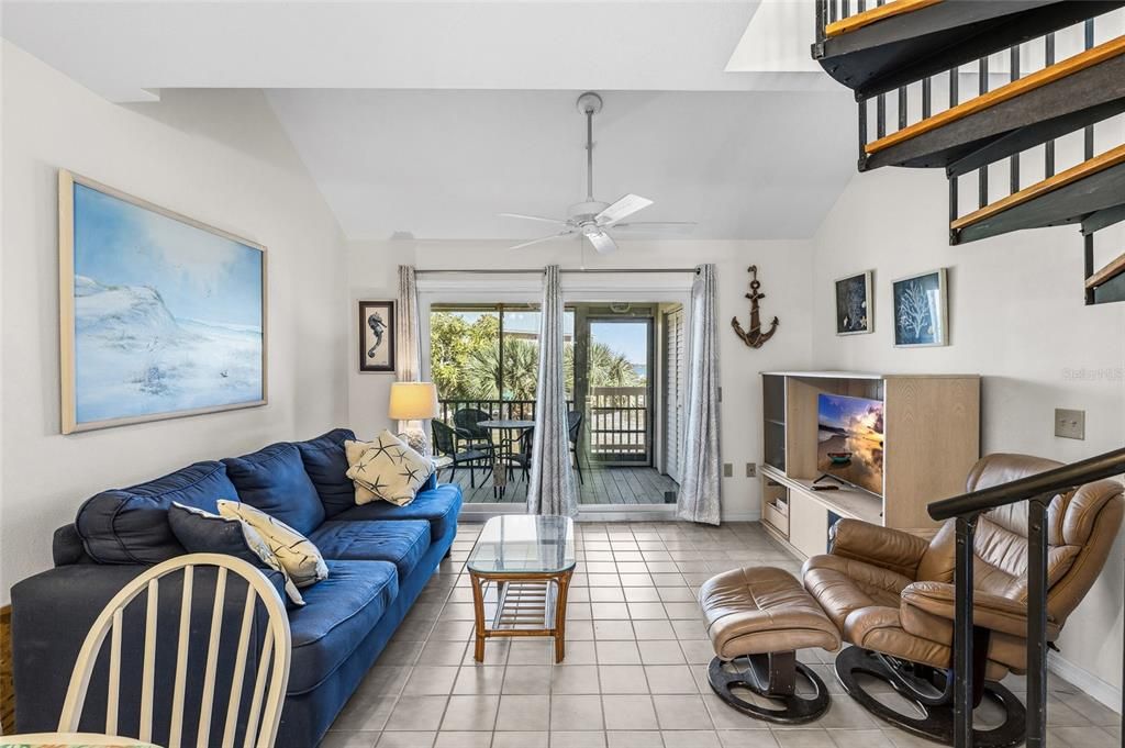 For Sale: $359,000 (2 beds, 2 baths, 946 Square Feet)