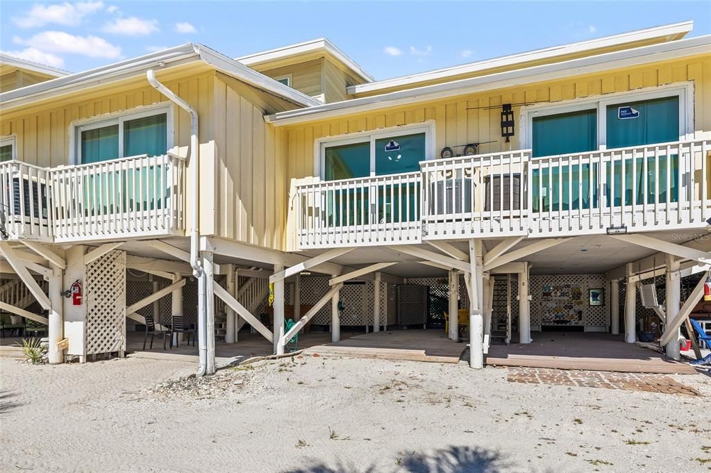 For Sale: $359,000 (2 beds, 2 baths, 946 Square Feet)