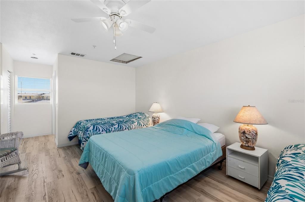 For Sale: $359,000 (2 beds, 2 baths, 946 Square Feet)