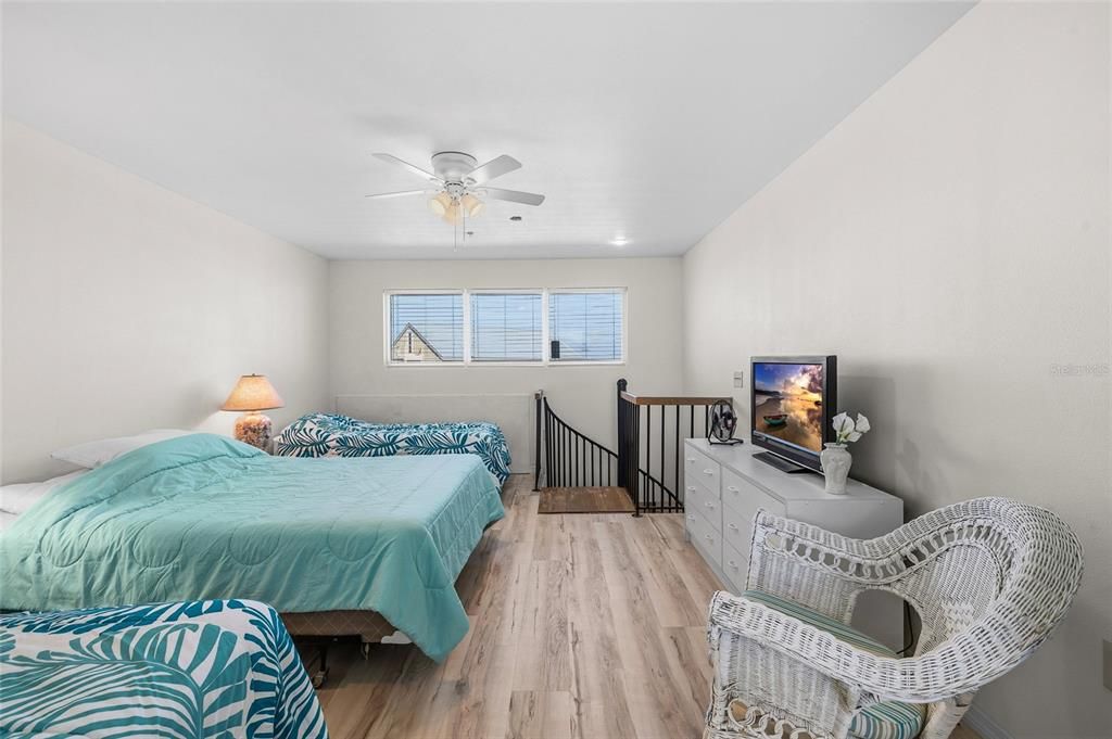 For Sale: $359,000 (2 beds, 2 baths, 946 Square Feet)