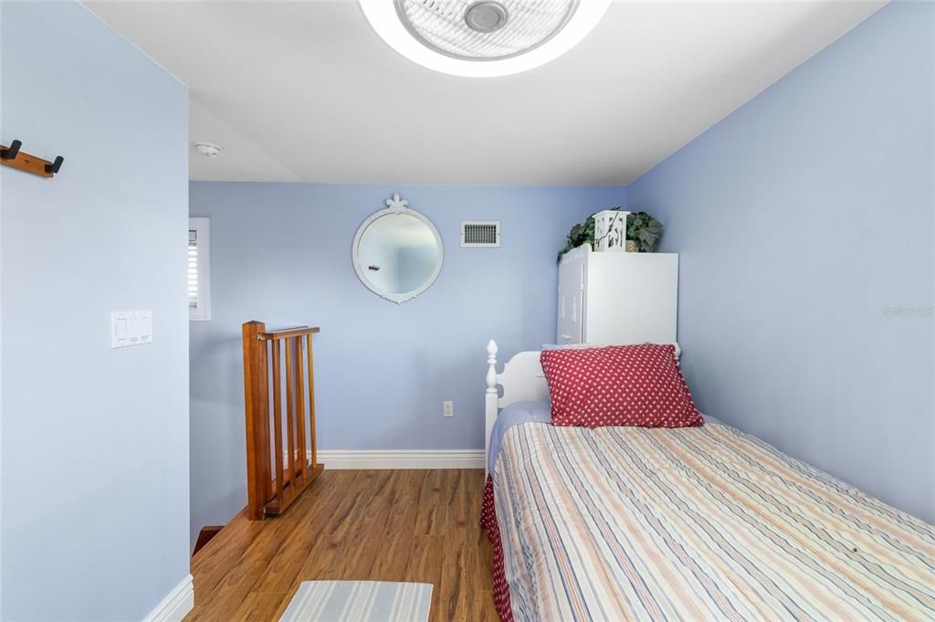 For Sale: $350,000 (2 beds, 1 baths, 970 Square Feet)