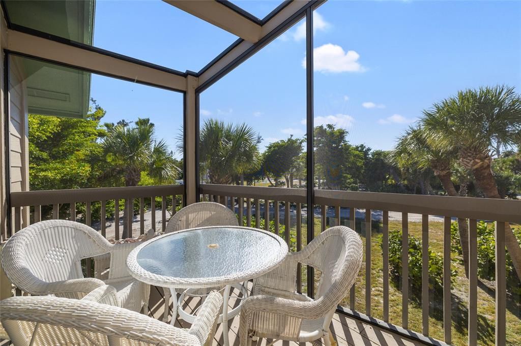 For Sale: $350,000 (2 beds, 1 baths, 970 Square Feet)